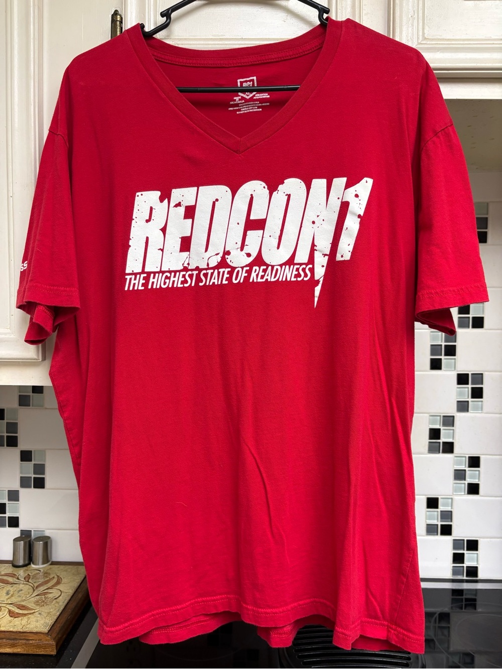Redcon1 Men’s V-Neck T-shirt Size XL